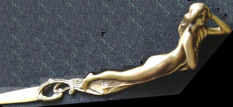 Erotika Perořízek Nůž na dopisy secese erotina ležící dáma MOSAZ