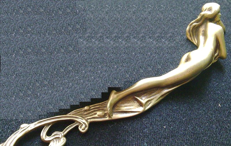 Erotika Perořízek Nůž na dopisy secese erotina ležící dáma MOSAZ