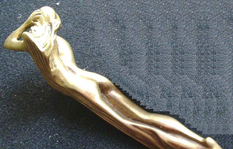 Erotika Perořízek Nůž na dopisy secese erotina ležící dáma MOSAZ