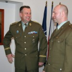 Dekorace medailí --- Zachránci gratuloval také první zástupce náčelníka GŠ AČR generál Žižka (vlevo)