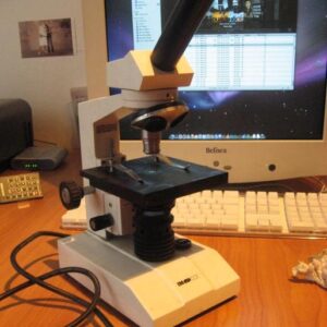 Profesionální laboratorní mikroskop se svetlem