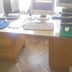 Stůl kancelářský se skleněnou deskou 1970