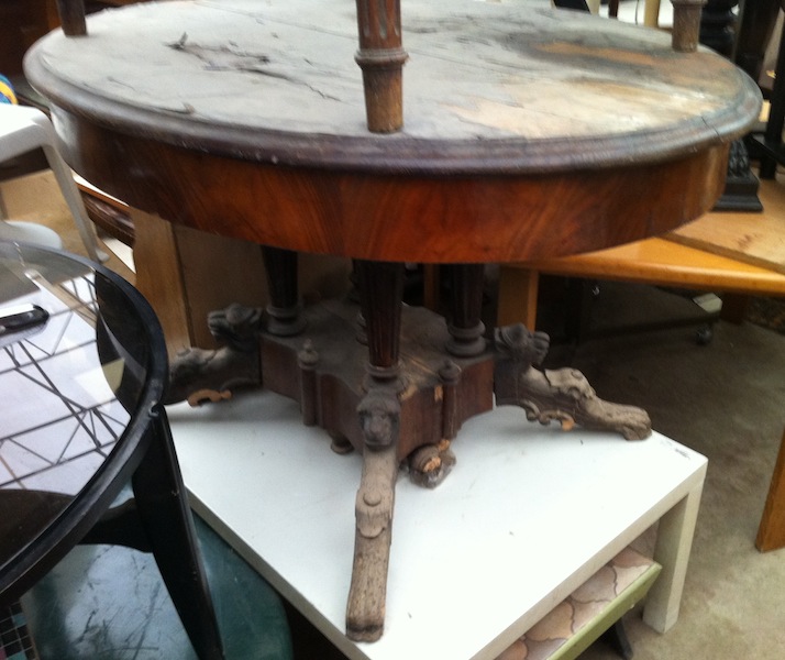 Stůl starožitný oválný rozkládací Historismus Lvy nohy