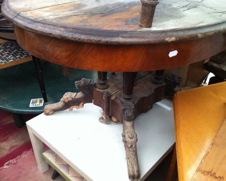 Stůl starožitný oválný rozkládací Historismus Lvy nohy