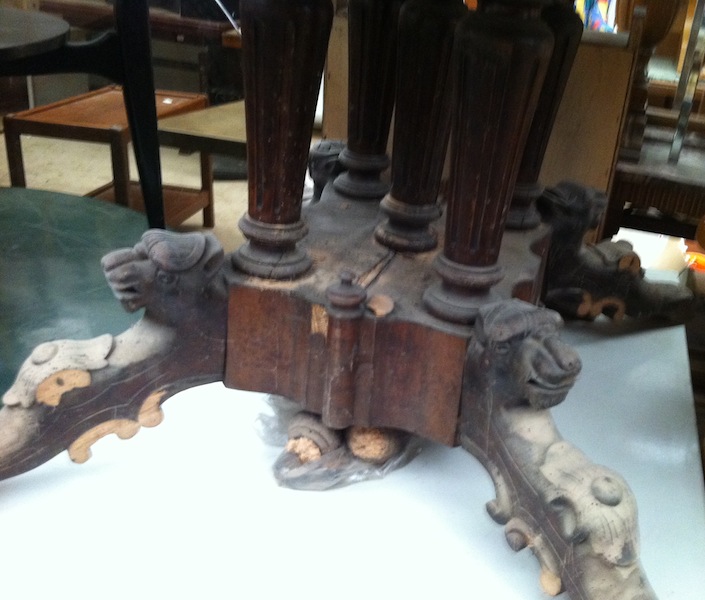 Stůl starožitný oválný rozkládací Historismus Lvy nohy