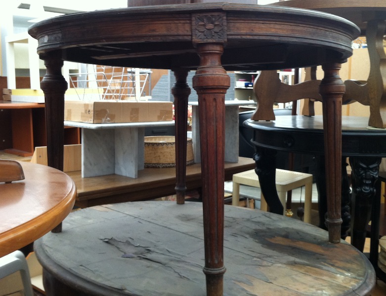 Stůl starožitný oválný rozkládací Historismus Lvy nohy